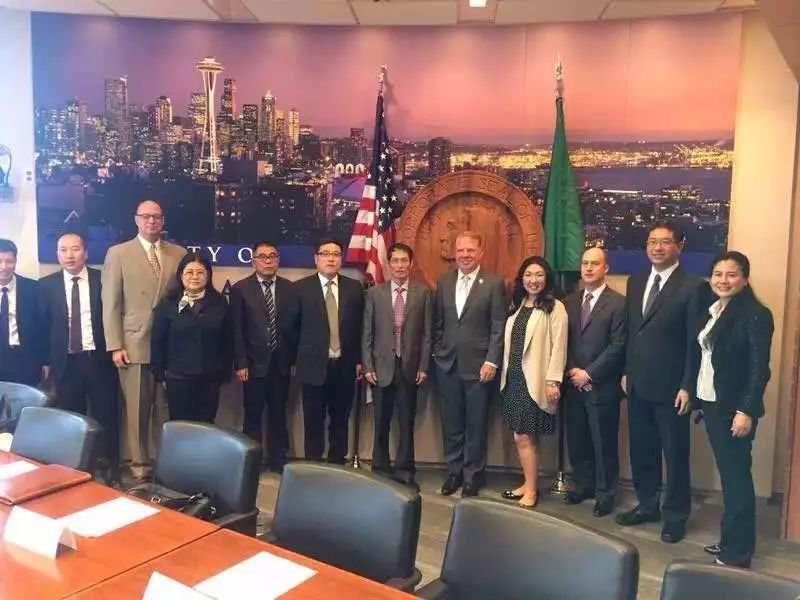 陶曉鶯董事長作為企業(yè)代表在美國參加“杭州遇見西雅圖”活動.jpg 陶曉鶯董事長作為企業(yè)代表在美國參加“杭州遇見西雅圖”活動.jpg