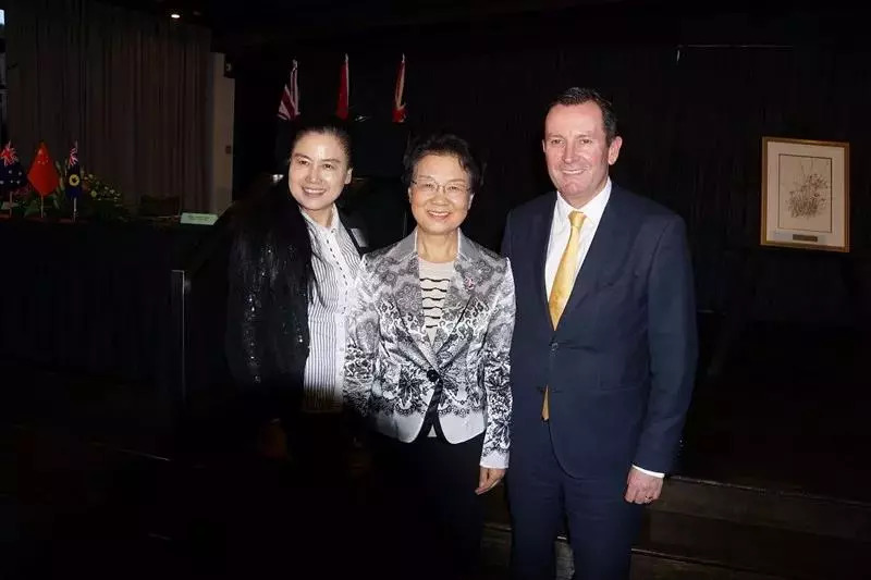 省政協(xié)主席喬傳秀(中)、澳大利亞西澳州州長Mark McGowan(右)與陶曉鶯董事長(左)在經(jīng)貿(mào)交流會上親切交流.jpg 省政協(xié)主席喬傳秀(中)、澳大利亞西澳州州長Mark McGowan(右)與陶曉鶯董事長(左)在經(jīng)貿(mào)交流會上親切交流.jpg