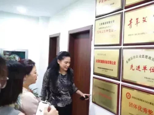 陶董邀媒體記者參觀三替集團(tuán)總部.jpg 陶董邀媒體記者參觀三替集團(tuán)總部.jpg