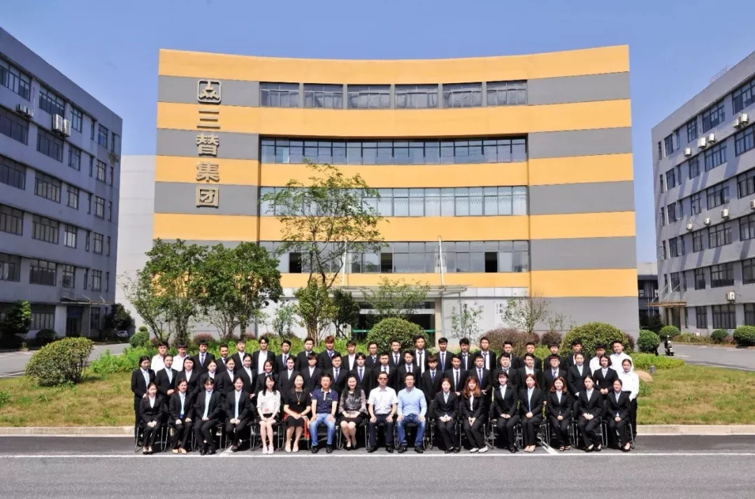 三替每年給貴州貧困山區(qū)的孩子100個免費就讀三替家政學(xué)院的名額.jpg 三替每年給貴州貧困山區(qū)的孩子100個免費就讀三替家政學(xué)院的名額.jpg